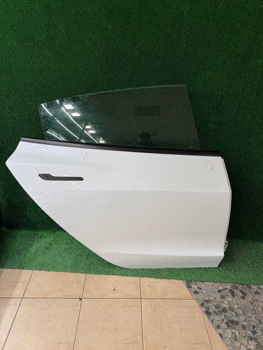 Двері задні праві Tesla Model 3 у зборі, в колір, без фарбування