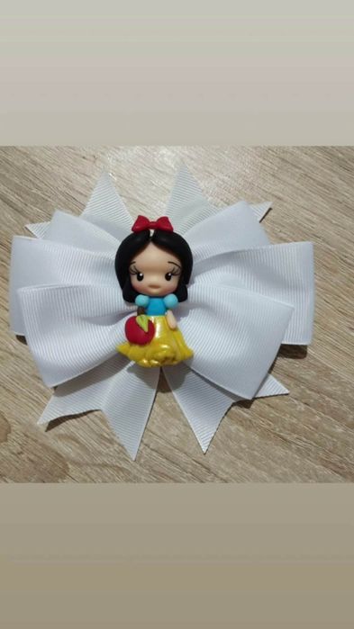 Laços para cabelos.