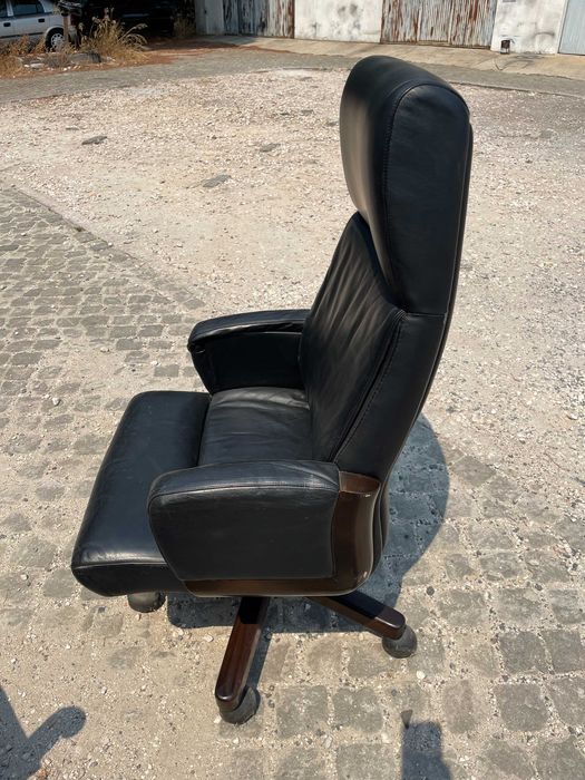 Cadeira de escritório ergonómica em cabedal e madeira