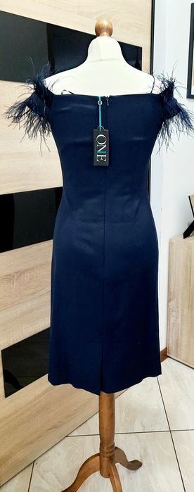 Sukienka eleganska z piórami nowa