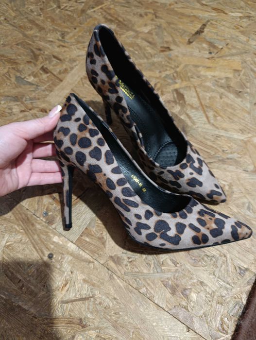 Жіночі туфлі Лео