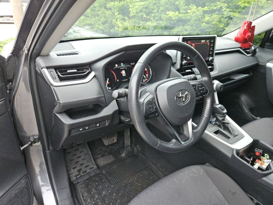 Продається офіційна Toyota RAV4 2022 року