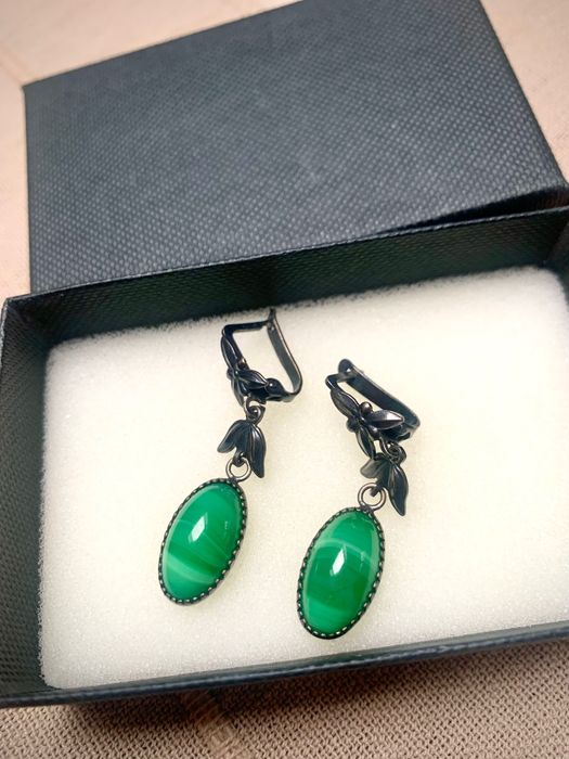 Stylowe kolczyki z malachitem, srebro oksydowane, próby 925