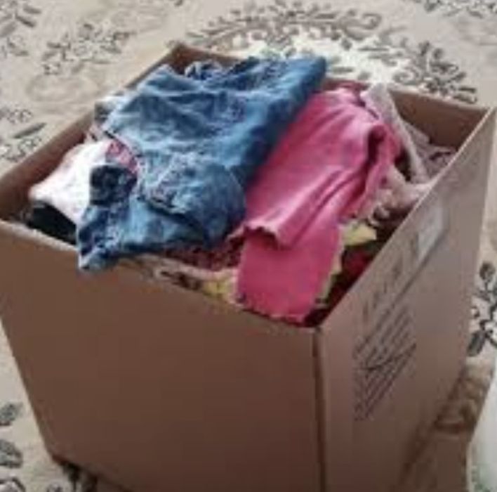 Продам велику коробку одягу на дівчинку з народження до 11 років.