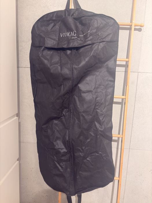 Czarny pokrowiec na ubranie VITKAC – garnitur lub długa sukienka