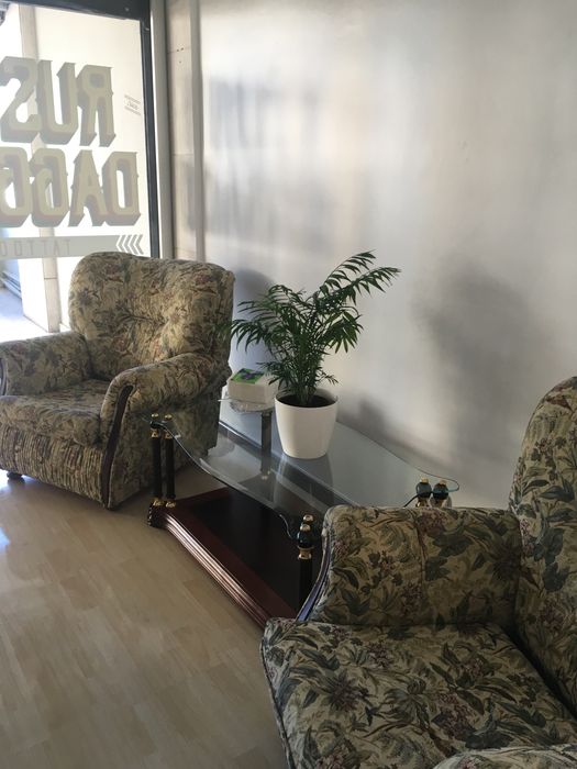 Sofás antigos e Mesa de Centro em Mogno