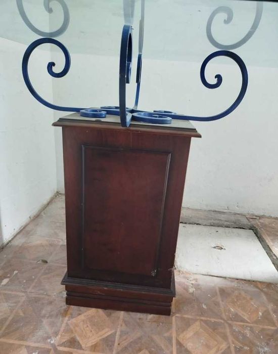 Mesa de vidro com pés em madeira