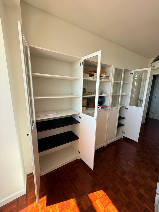 Conjunto de 3 estantes IKEA BILLY com portas de vidro