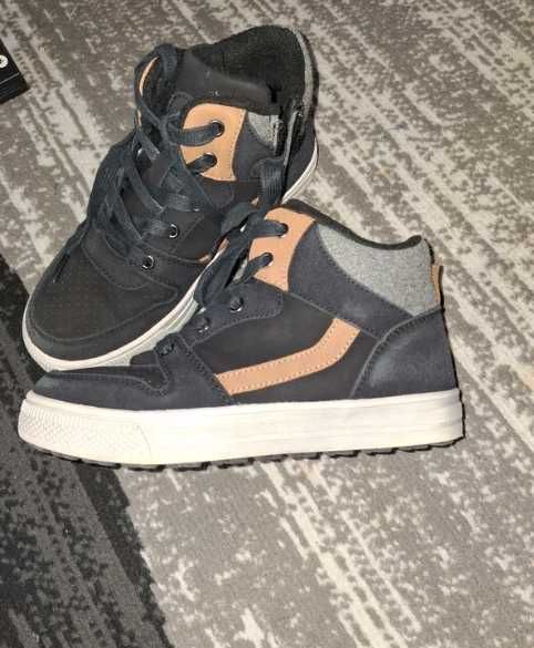 Botas pretas e castanhas