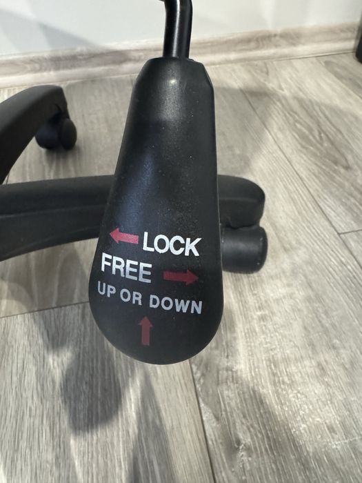 Fotel obrotowy na kółkach firmy vox