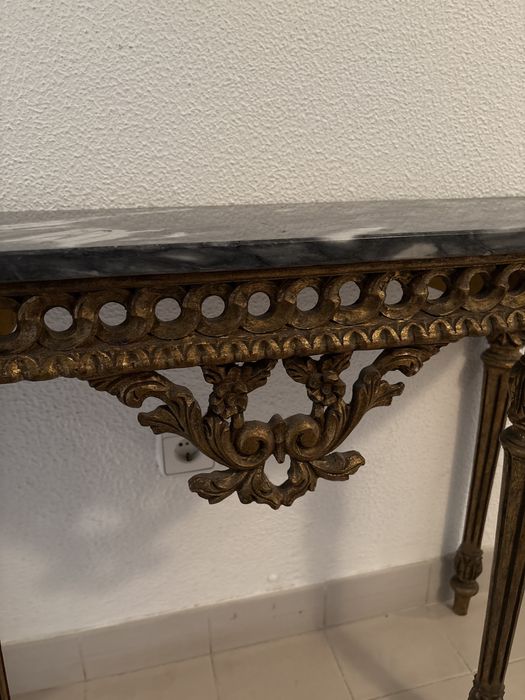 Credencia dourada com pedra em marmore. 75 cm x96xx33cm