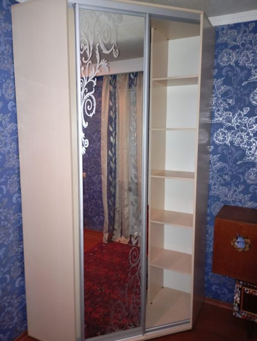 Продам кутову шафу-купе
Продається кутова шафа в дуже