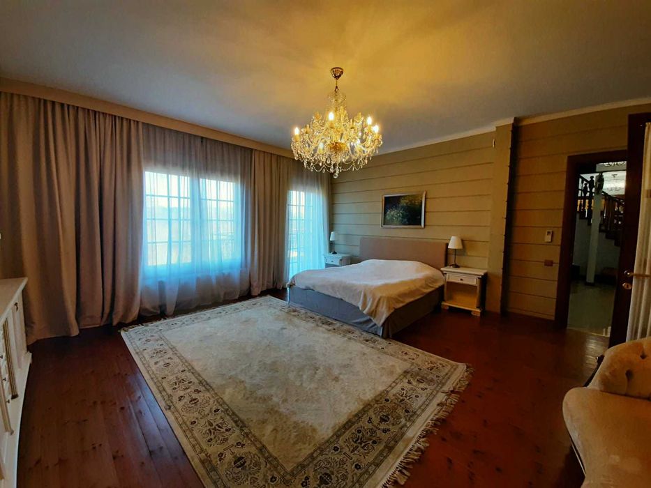 Дом 950кв. ,VIP уровня,на берегу озера, 7 спален.Бассейн с подогревом.