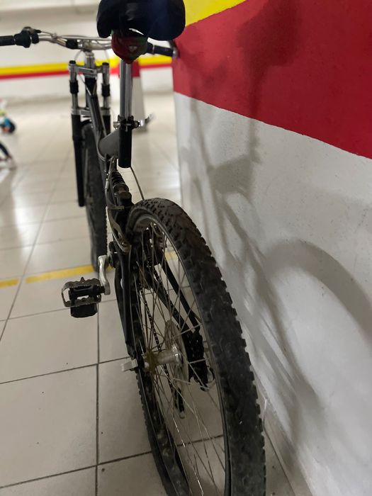 Bicicleta preta amortecedor frente/cebtro