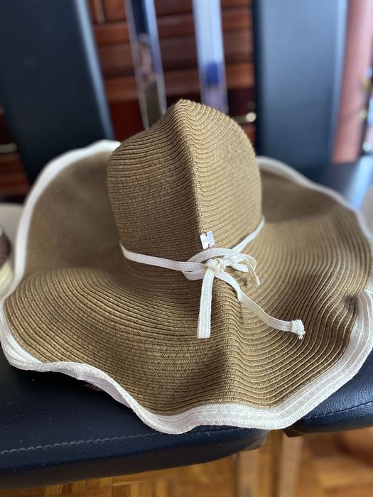Variados chapéus de senhora