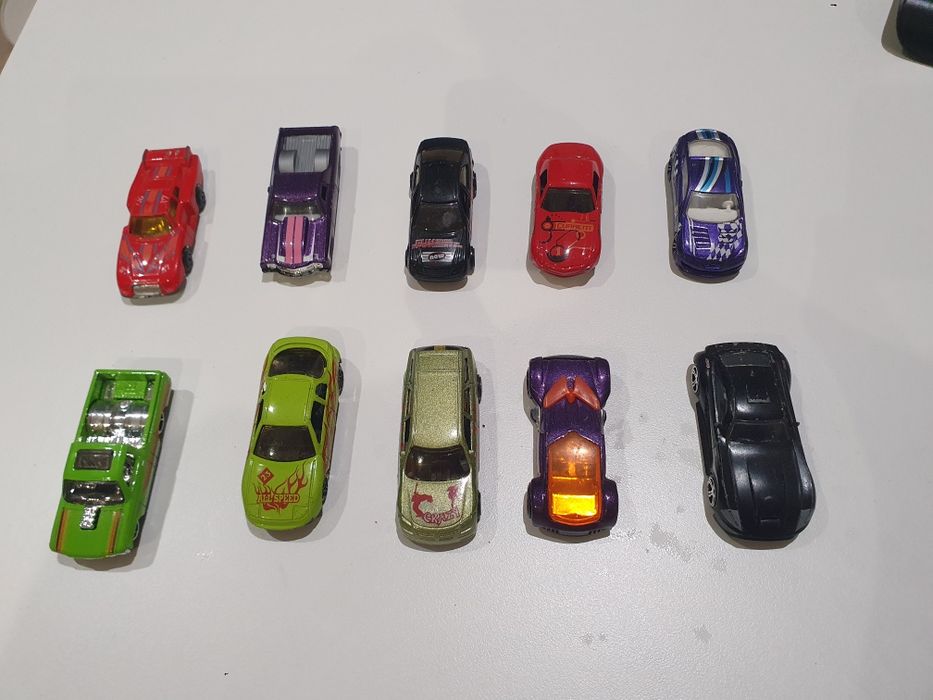 Carrinhos brincar tenho 53 miniaturas 1€