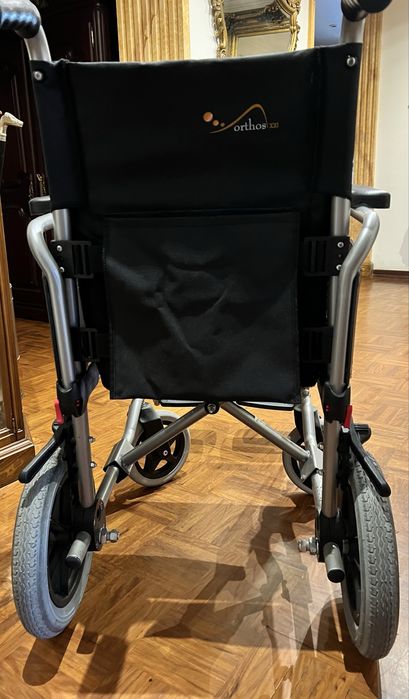 Cadeira de rodas dobrável com travões e suportes amovíveis para os pés