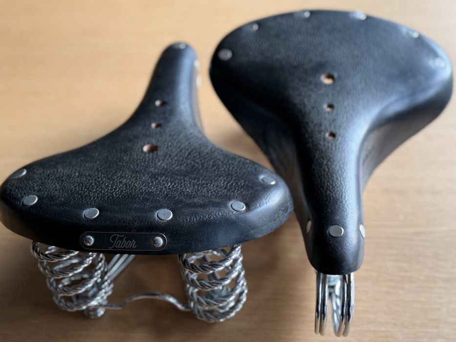 Selim Tabor em couro com molas – Novo