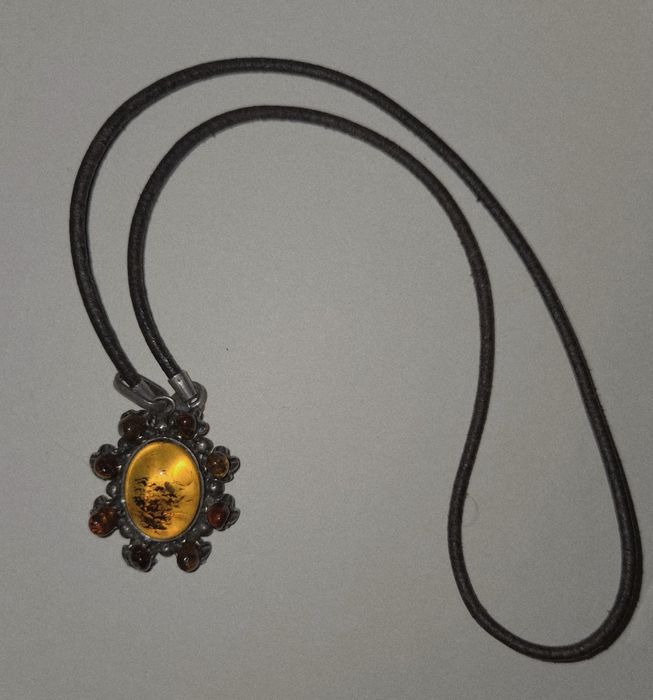 Wisiorek z bursztynem na rzemyku