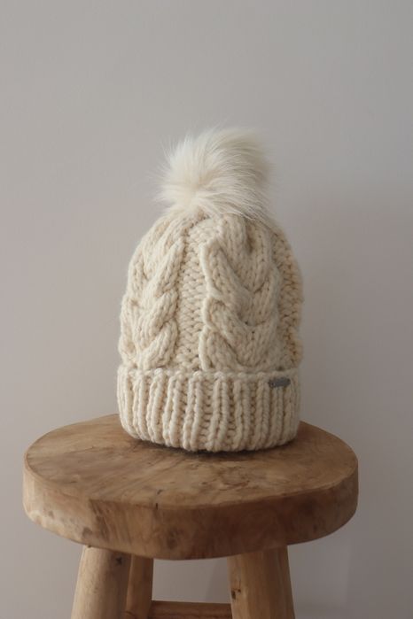 Nowa Wełniana Czapka Kremowa Warkocz