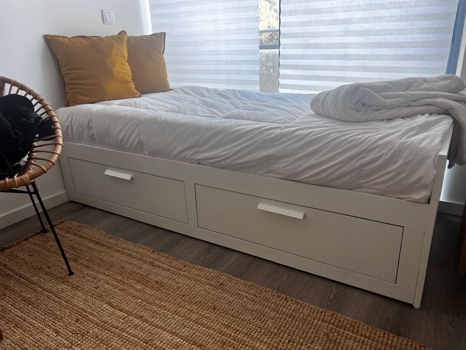 Cama dupla com gavetas de arrumacão e colchões, nova.