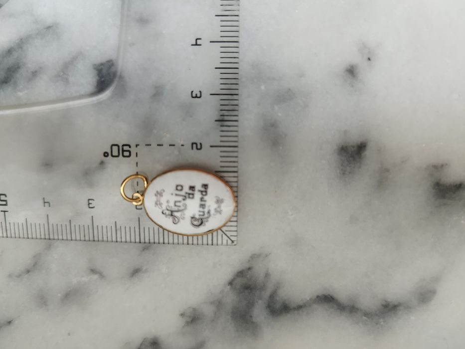 Medalha aro em ouro 19k, com esmalte no interiorr