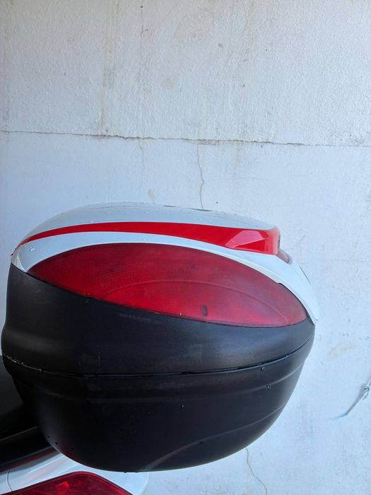 Para desocupar , baú original  yamaha em perfeito estado ,com algumas