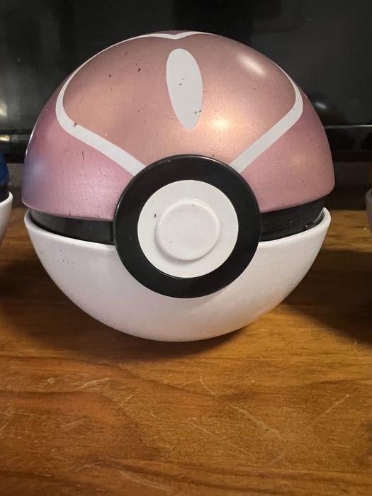 Poké Balls Tins