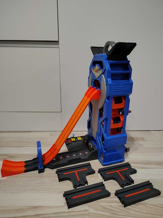 Hot Wheels Mega Garaż ze skocznią