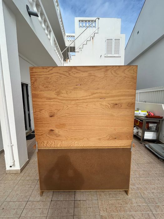 Cristaleira / Aparador em madeira maciça – bom estado