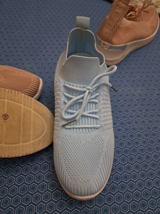 Vendo sneakers rosa e azul por 20€ cada