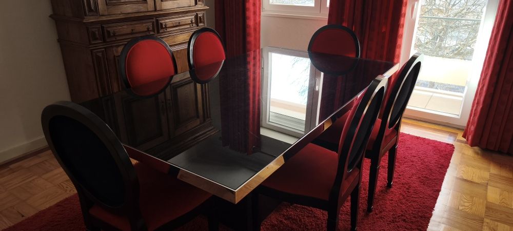 Mesa de sala com seis cadeiras como nova.