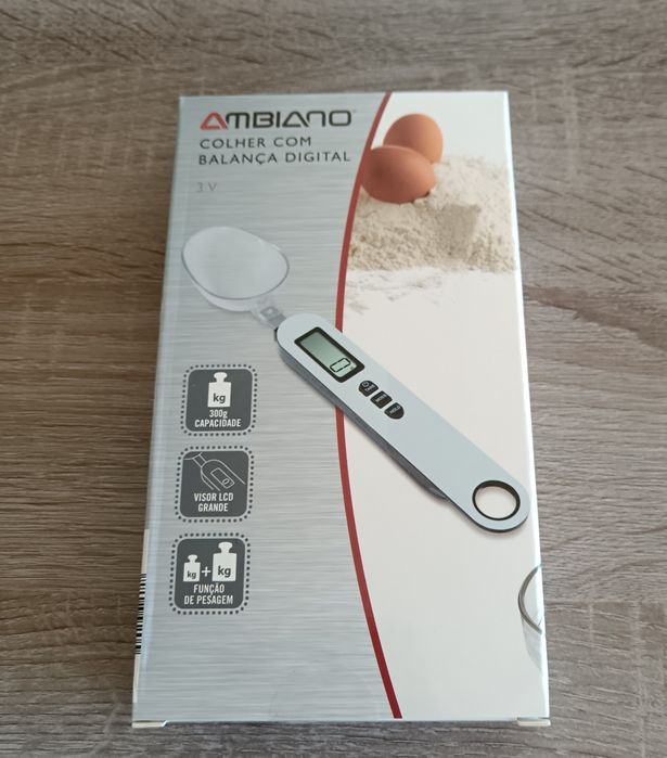 Colher com balança digital.