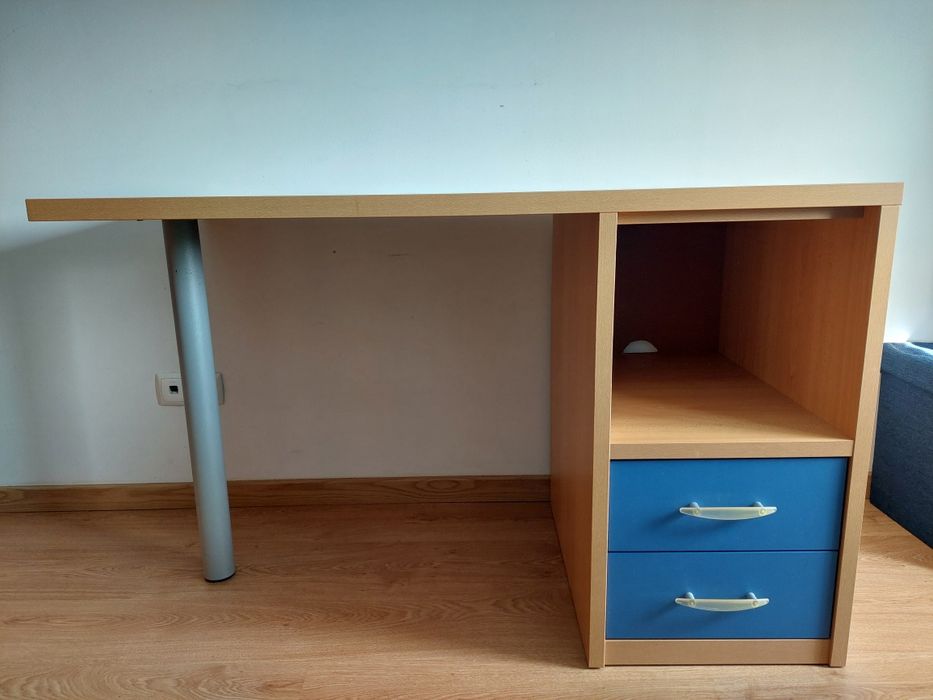 Secretária com gavetas azuis