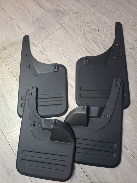 Toyota Hilux VIII 2015+ – Chlapacze dedykowane komplet