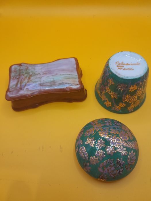 Porcelanas várias, assinadas pela autora