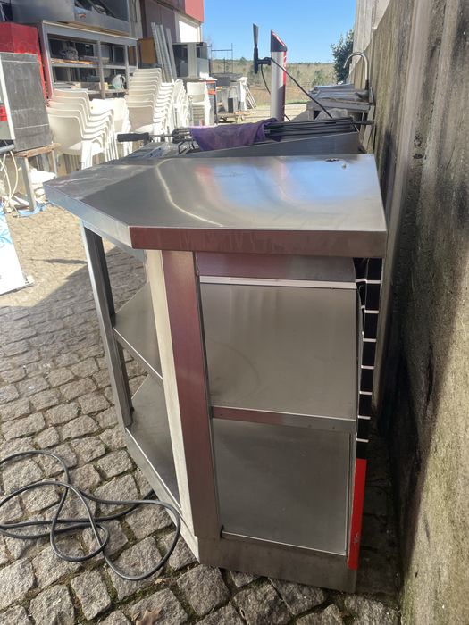 Bancada de apoio c/ tomadas eléctricas
