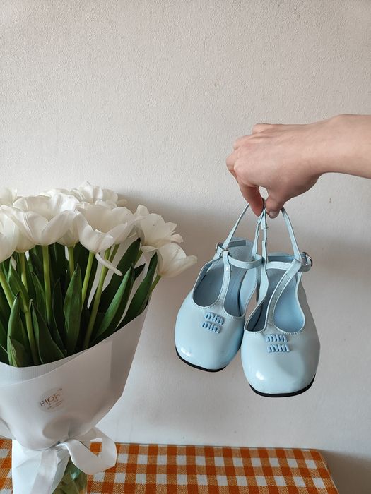 Блакитні туфлі, каблук