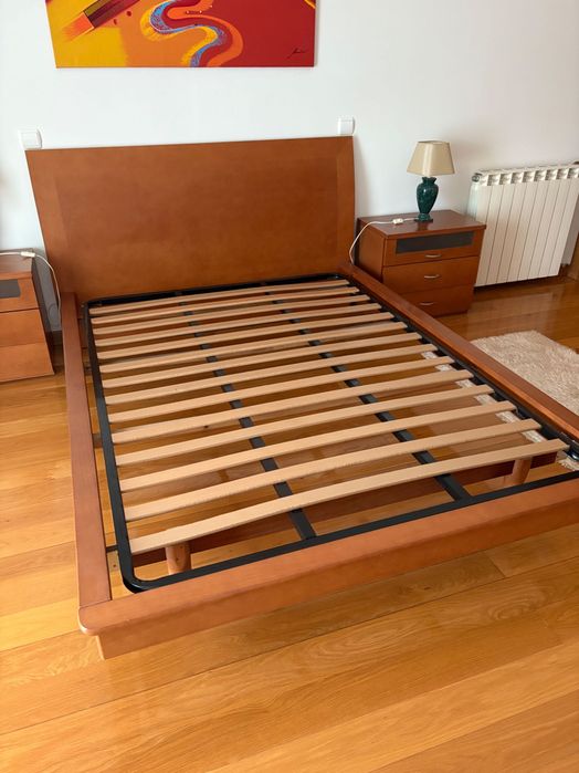 Cama de madeira + Colchão + 2 Mesas de Cabeceira
