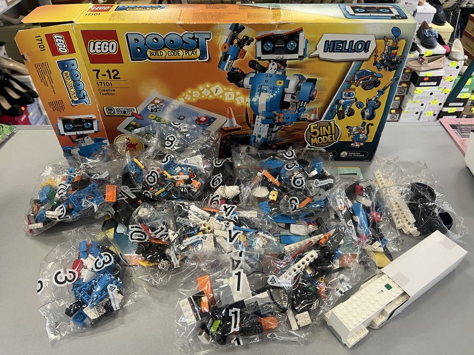 LEGO BOOST 17101 Creative Toolbox
