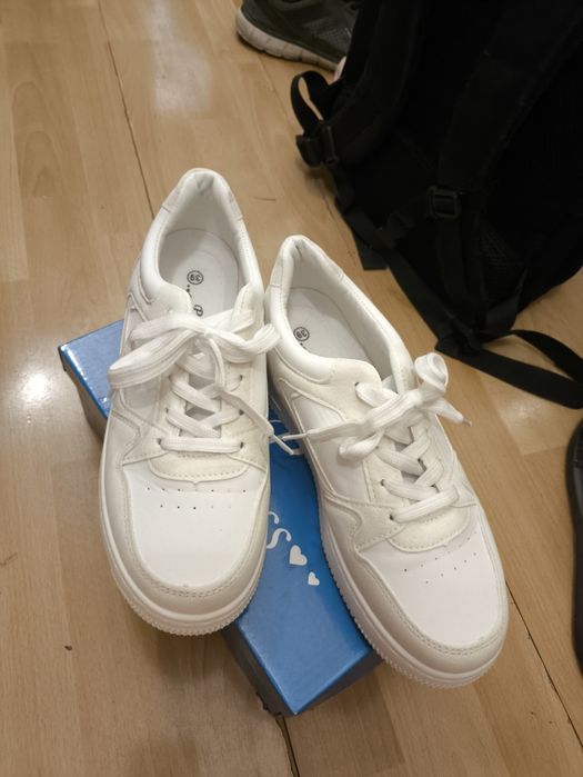 Женские кроссовки р. 39