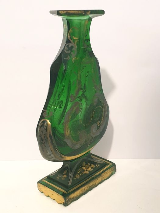 Fantástico frasco de perfume antigo em vidro esmerald Moser Bohemia?