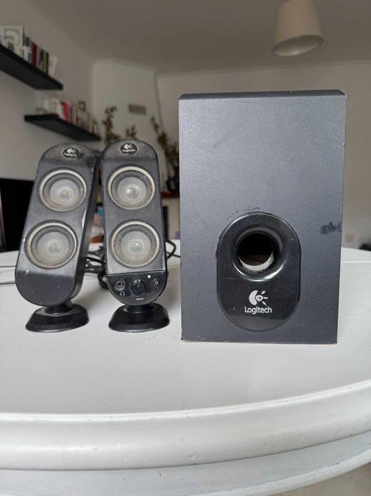 Logitech x-230 2.1 (2 satélites + 1 subwoofer)
