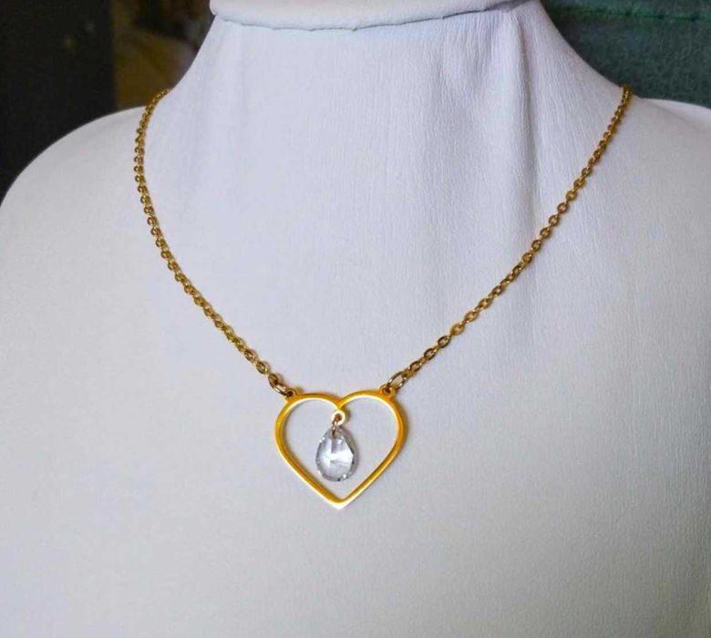 Colar Aço Dourado c/ Coração e Cristal NOVO