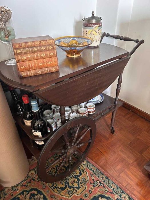 Carrinho de chá vintage em madeira com rodas decorativas