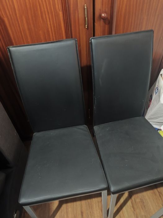 Mesa de vidro e cadeiras