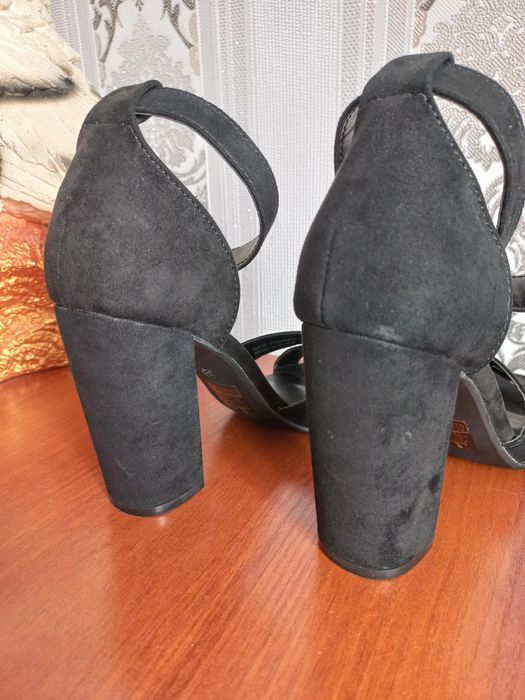 Нові босоніжки на каблучку