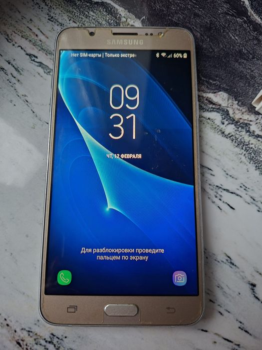 Смартфон Samsung J7