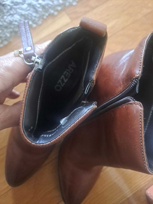 Botas castanho em pele - AREZZO