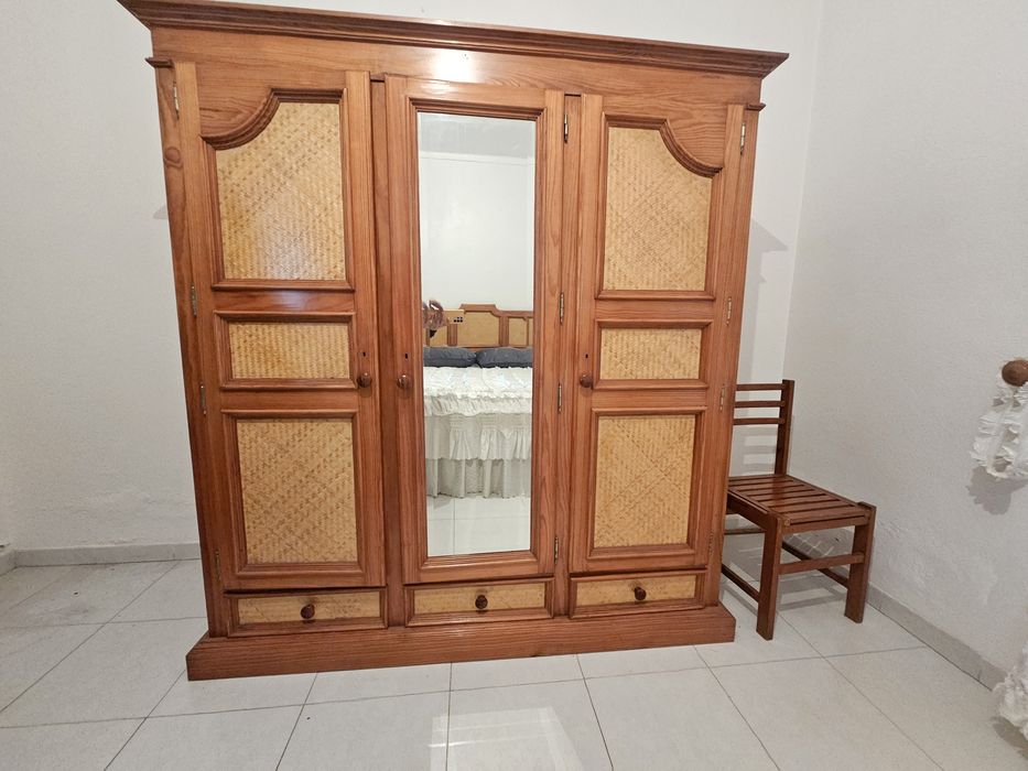 Conjunto de quarto clássico em madeira — cama, guarda fato ...